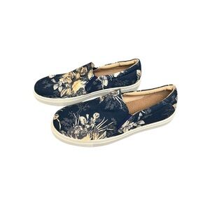 Fua Market floral slip-on sneakers!